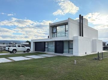 Casa · 270m² · 5 Ambientes · 1 Cochera · Moderna Casa, 3 Dorm., Carlos Paz Golf