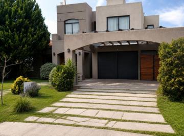 Casa · 190m² · 8 Ambientes · Casa Barrio Privado Maipu