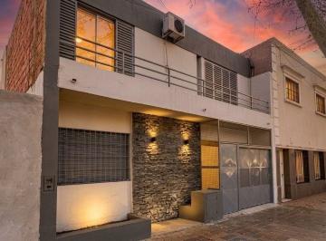Casa · 150m² · 6 Ambientes · 2 Cocheras · Casa Céntrica. 3 Habitaciones. 2 Baños. Capital