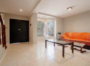 Casa · 200m² · 6 Ambientes · 2 Cocheras · Venta de Casa con 4 Dormis y Cochera en Baigorria