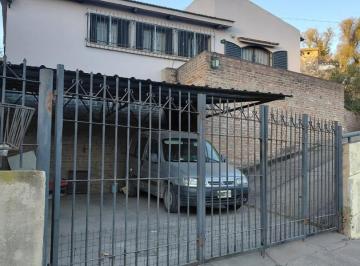 Casa · 145m² · 4 Ambientes · 2 Cocheras · Venta Casa en Villa del Lago – 3 Dorm., Pileta y Coche