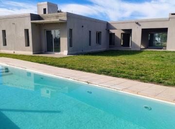 Casa · 206m² · 6 Ambientes · 2 Cocheras · Alquiler Casa con Pileta. San Juan de Los Olivos
