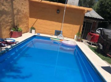 Casa · 144m² · 3 Ambientes · 1 Cochera · Excelente Casa con Pileta