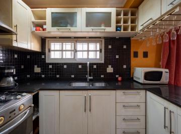 Casa · 103m² · 4 Ambientes · 1 Cochera · Venta Casa 4 Ambientes en Pompeya