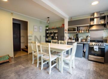 Casa · 190m² · 8 Ambientes · 1 Cochera · Casa en Venta en Tolosa - Cuatro Dorm. y Dos Consultorios