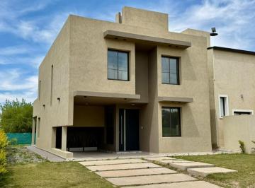 Casa · 204m² · 5 Ambientes · 3 Cocheras · Casa en Venta en Tejas 4, 3 Dorm. 3 Baños, a Estrenar