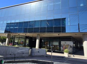 Local comercial · 110m² · 2 Cocheras · Local en San Isidro