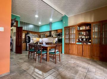 Casa · 323m² · 6 Ambientes · 1 Cochera · Alquiler Casa de 3 Dorm. con Pileta y Quincho