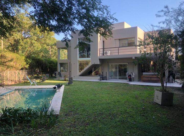 Casa · 330m² · 7 Ambientes · 5 Cocheras
