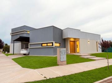 Casa · 182m² · 5 Ambientes · 2 Cocheras · Casa 3 Dorm. en Alquiler B Privado Carrascal