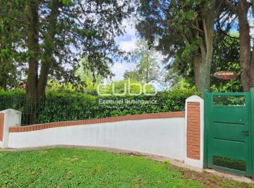 Quinta vacacional · 135m² · 2 Dormitorios · Casa Quinta de 2.576 m² con Salida a Dos Calles, Piscina y Amplio Parque