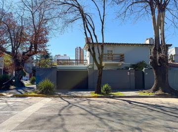 Casa · 750m² · 10 Ambientes · 2 Cocheras · Casa en Venta con 7 Dorm. y Jardín - La Lucila, Vicente López