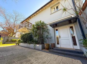 Casa · 490m² · 5 Ambientes · 2 Cocheras · Casa en Venta con 4 Dorm. y Jardín - La Lucila, Vicente López