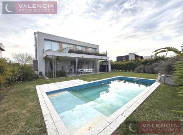 Casa · 260m² · 8 Ambientes · 4 Dorm., Escritorio, Family