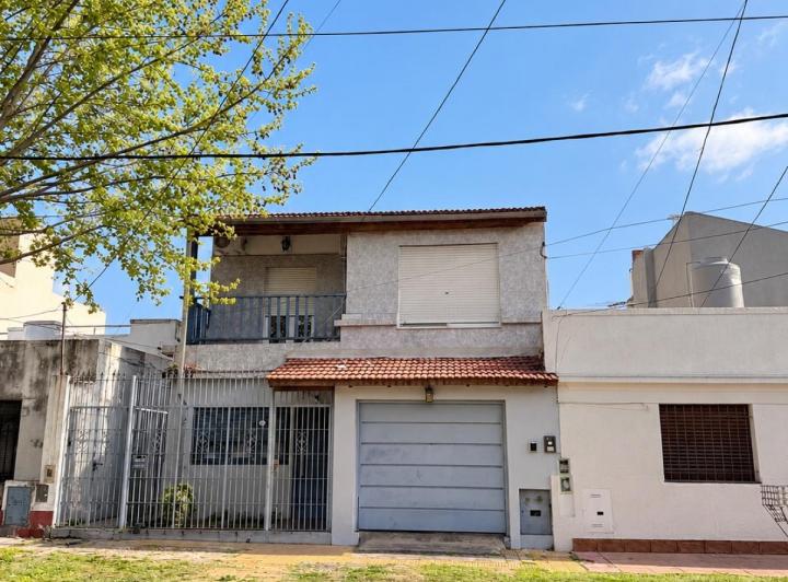 Casa · 180m² · 8 Ambientes