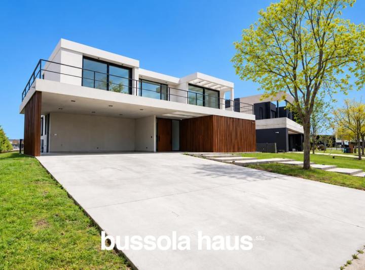 Casa · 459m² · 7 Ambientes · 6 Cocheras