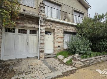 Casa · 175m² · 4 Ambientes · 1 Cochera · En Venta Casa 4 Amb. con Jardín y Garage. V. Martelli V. Lopez