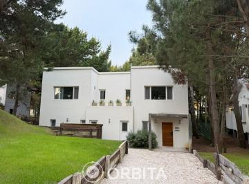 Casa · 250m² · 8 Ambientes · 2 Cocheras · Casa en Venta en Costa Esmeralda, Barrio Deportiva
