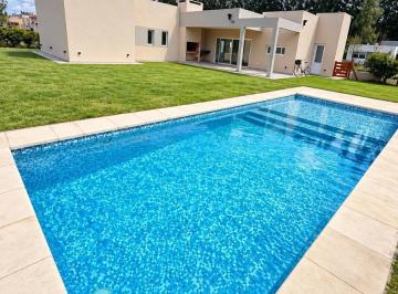 Casa · 121m² · 4 Ambientes · 4 Cocheras · Casa de 4amb. en Venta en Barrio Privado Santa Inés - Canning