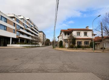 Local comercial · 213m² · 4 Ambientes · Chalet Comercial Sobre Excelente Esquina de Playa Grande