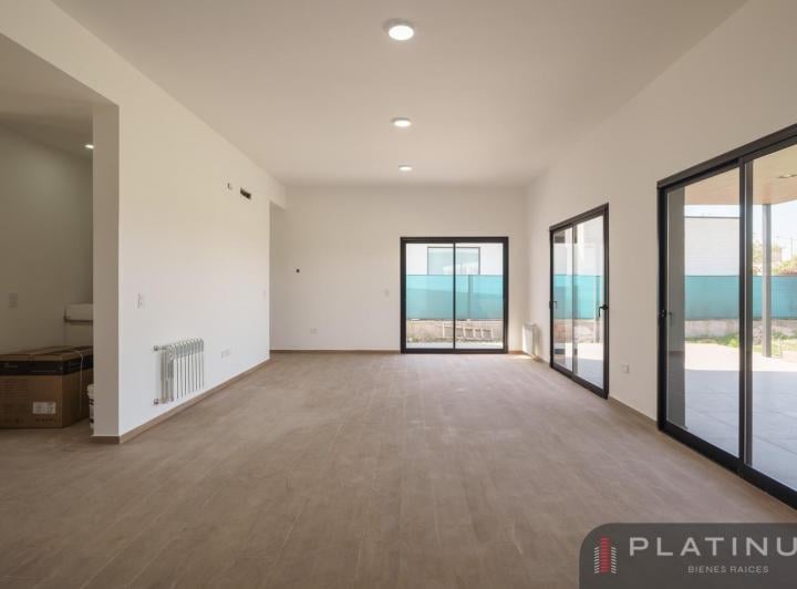 Casa · 225m² · 4 Ambientes · 2 Cocheras