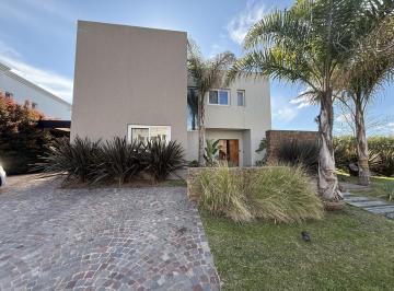 Casa · 210m² · 5 Ambientes · 4 Cocheras · Venta Casa 5 Ambientes en Ceibos Puertos