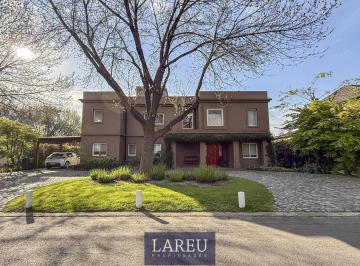 Casa · 250m² · 5 Ambientes · 2 Cocheras