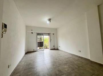 Departamento · 40m² · 2 Ambientes · 1 Cochera · Amplio 2 Ambientes Al Frente con Balcón y Cochera en Morón
