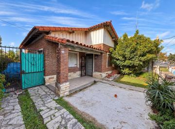 Casa · 60m² · 3 Ambientes · 1 Cochera · Casa de 3 Ambientes a Refaccionar en Amplio Terreno con Jardín y Gran Fondo - El Palomar