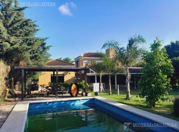 Casa · 270m² · 5 Ambientes · 6 Cocheras · Santa Clara, 4 Dorm. (3 en Suite) 2 Play, Cocina Comedor con Doble Mesada. Lote Interno!