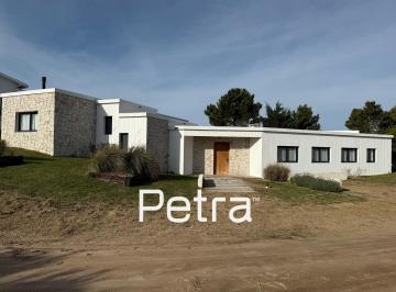 Casa · 175m² · 5 Ambientes · Casa en Venta en Costa Esmeralda. Gas Natural - Residencial II