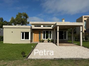 Casa · 213m² · 5 Ambientes · 1 Cochera · Casa en Venta en Costa Esmeralda - Gas Natural - 4 Habitaciones