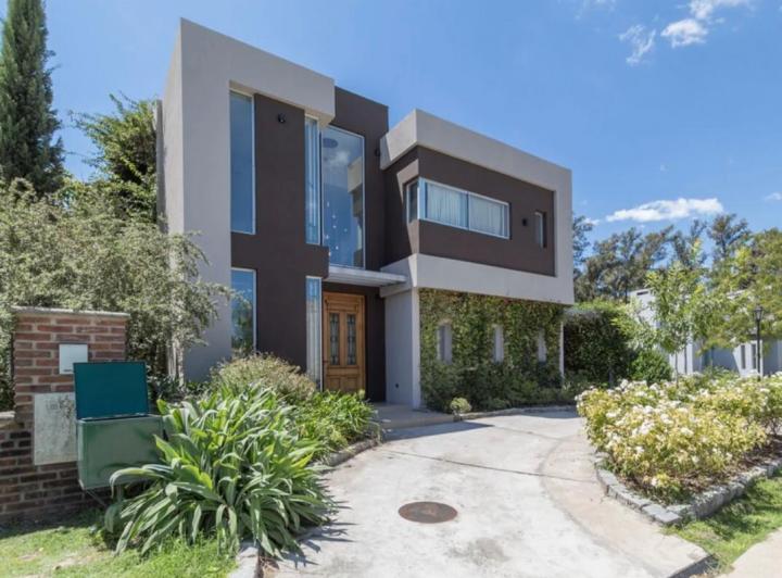 Casa · 220m² · 5 Ambientes · 3 Cocheras