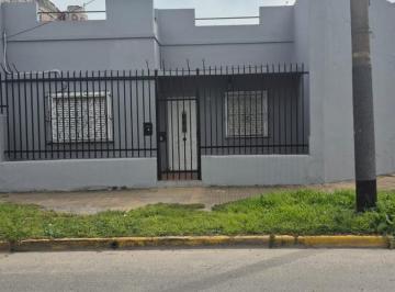 Casa · 99m² · 4 Ambientes · 1 Cochera · Alquiler Casa 4 Ambientes en Caseros