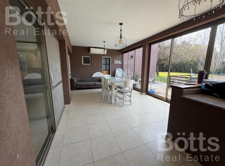 Casa · 212m² · 6 Ambientes · 4 Cocheras