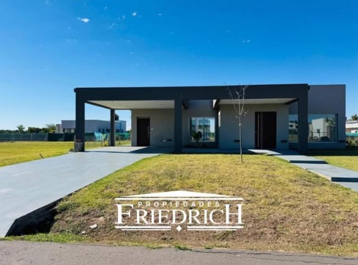 Casa · 300m² · 4 Ambientes · 6 Cocheras
