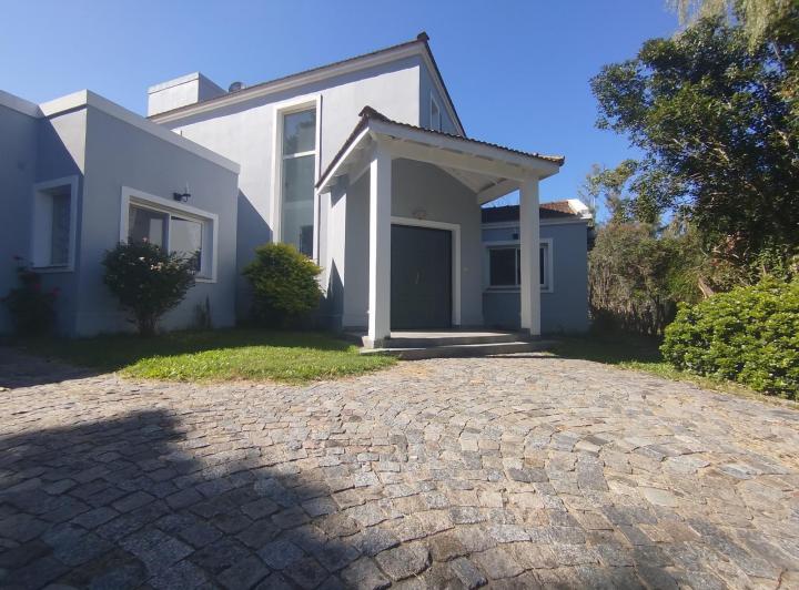 Casa · 240m² · 6 Ambientes · 2 Cocheras