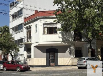 Casa · 140m² · 5 Ambientes · Casa en Venta - 4 Dorm. 2 Baños - Chacarita