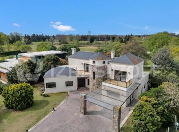 Casa · 321m² · 7 Ambientes · 2 Cocheras · Casa en Venta en Estancias del Golf Pilar con Vista Al Golf y La Laguna