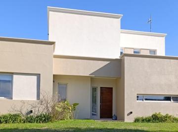 Casa · 181m² · 5 Ambientes · 1 Cochera · Casa a La Laguna