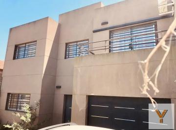 Casa · 150m² · 6 Ambientes · Casa en Venta - 3 Dorm. 4 Baños - Quilmes