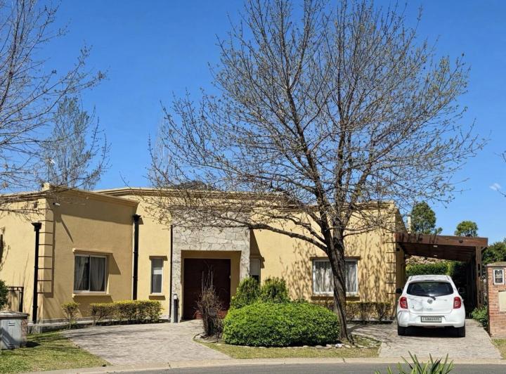 Casa · 135m² · 4 Ambientes · 5 Cocheras