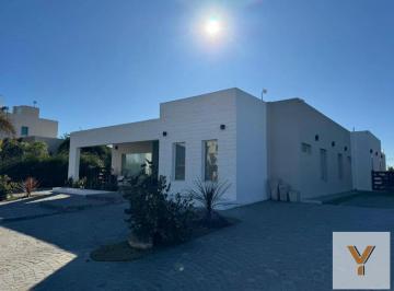 Casa · 280m² · 6 Ambientes · Casa en Venta - 4 Dorm. 4 Baños - 880 m² - San Vicente