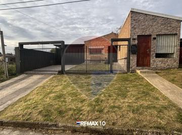 Casa · 137m² · 7 Ambientes · 2 Cocheras · Se Vende Casa con Barbacoa y Consultorio.