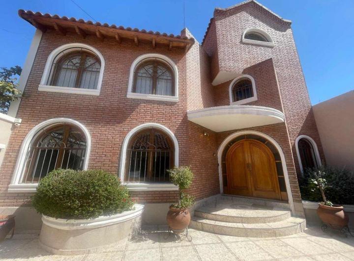 Casa · 400m² · 5 Ambientes · 1 Cochera