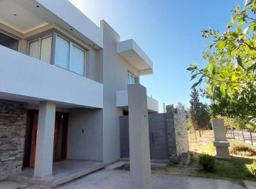 Casa · 233m² · 3 Ambientes · 1 Cochera · Casa Venta 3 Dorm. B. Marquesado - Maipu