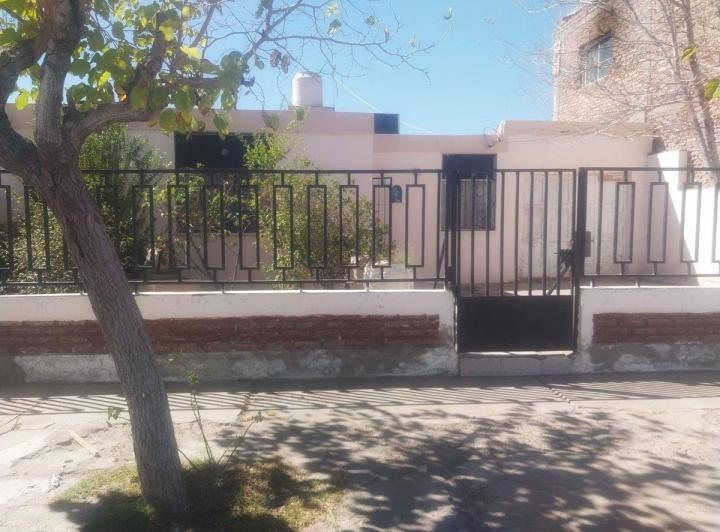 Casa · 230m² · 8 Ambientes · 1 Cochera
