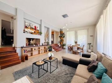 Casa · 420m² · 8 Ambientes · 1 Cochera · Venta Casa 4 Dorm. La Rufina Apta Credito