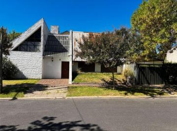 Casa de 7 ambientes, San Isidro · Sólida Casa de Diseño Atemporal en Esquina – Beccar - Apto Crédito