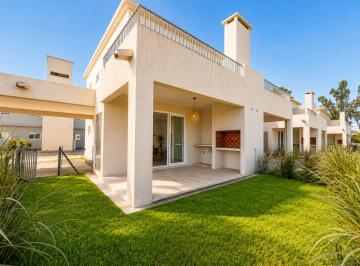 Casa · 80m² · 3 Ambientes · 2 Cocheras · Casa 3 Amb Jardín, Parrilla, Cochera. Financiación